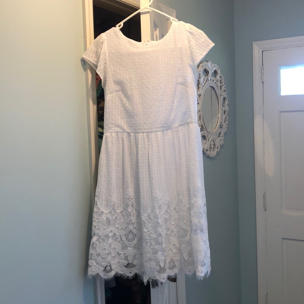 White lace cap sleeved dress